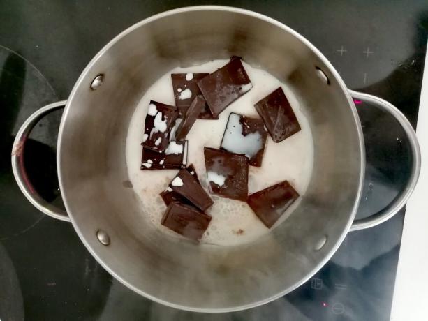 barra de chocolate para fundir la placa con la adición de leche.