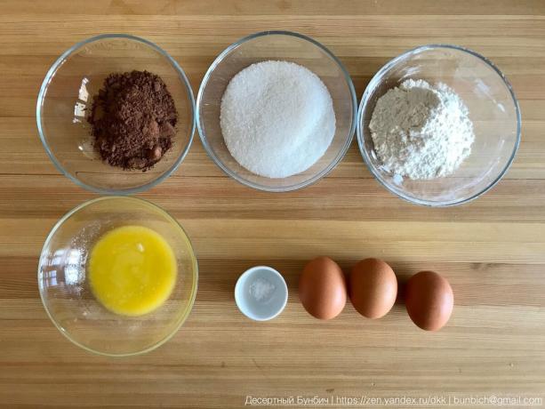 Ingredientes para formar 16 cm Diámetro: 3 huevos (C1), 100 g de azúcar, 60 g de harina de B / C, 30 g de cacao en polvo, 20 g de mantequilla, 20 g de azúcar de vainilla, una pizca de sal