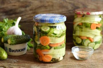 Pepinos en escabeche con calabacín para el invierno.