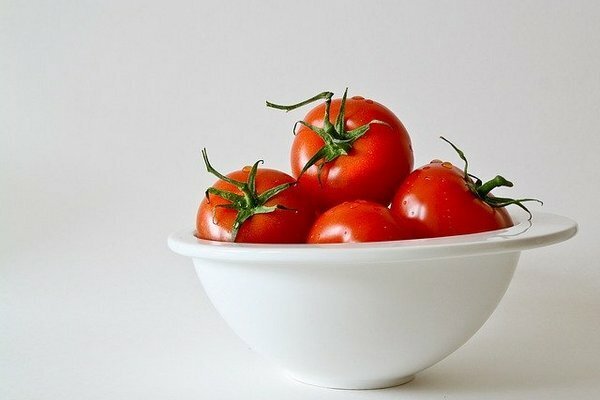 Se recomienda comer tomates frescos, ya que la colina se destruye después del tratamiento térmico (Foto: pixabay.com)