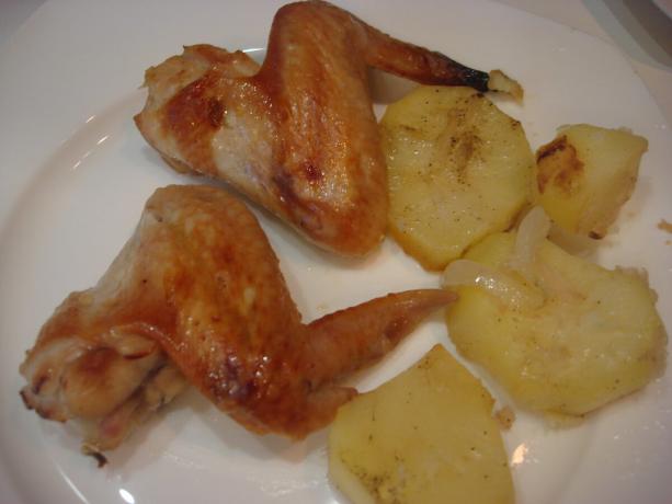 Imagen tomada por el autor (alas con las patatas en el plato)