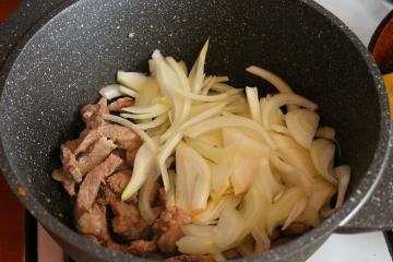 Fragante sabroso plato - ase la carne de cerdo con patatas