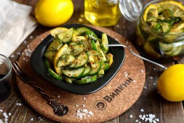 Pepinos en escabeche con limón