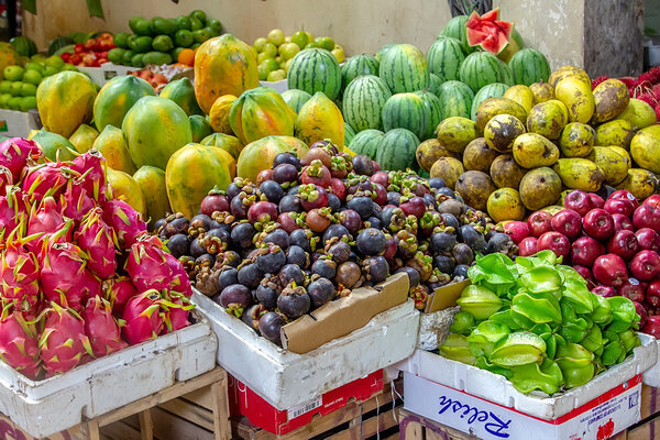 Los precios de la fruta en los mercados son bastante bajos