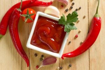 La salsa de tomate hecha en casa para el invierno