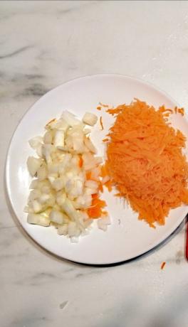 tres zanahorias en un rallador y picar finamente la cebolla