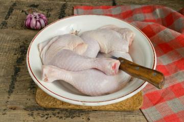 Cómo cocinar las piernas de pollo con chucrut?