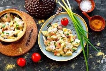 Pollo con patatas en una olla al horno