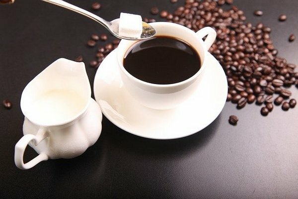 El azúcar solo matará el sabor del café natural (Foto: Pixabay.com)