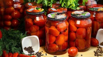 Los tomates para el invierno "Miel" sin esterilización