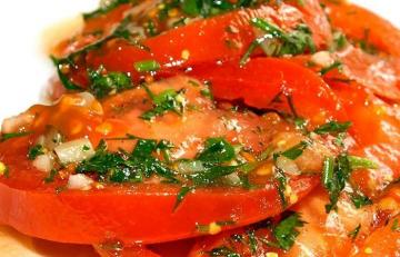 Los tomates en vinagre durante 30 minutos