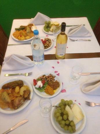 La cena se sirve mesas con manteles, servilletas. En cada mesa - vino es embotellado. Debo decir que el vino en Túnez - no del todo malo. Me gustó mucho el blanco y rosa. Rojo - no mucho ((cerveza no es malo: el proyecto y en botellas.