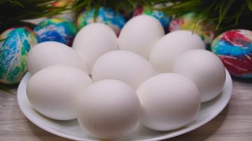 ¿Cómo puedo cocinar los huevos para que estén bien limpia