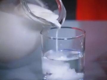 Cómo determinar rápida y fácilmente que la leche se disuelve con agua (3 maneras probadas)