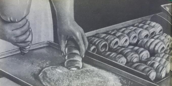 Proceso de preparación de los túbulos con crema. Foto del libro "La producción de pasteles y tartas," 1976 