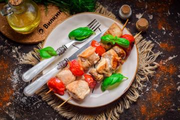 Brochetas de pollo en brochetas al horno