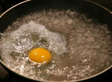 Nueva receta: Huevos fritos en el agua. no fritos