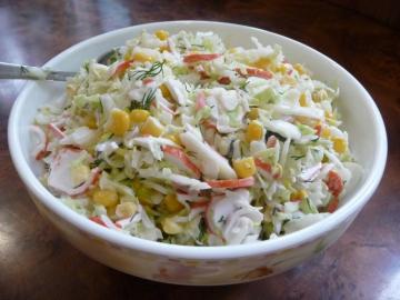 A simple ensalada con palitos de cangrejo y col