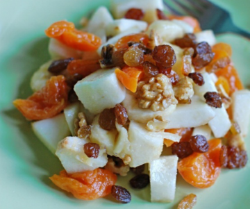 Ensalada de frutas con nueces. Receta de verano exóticas. Cocinar para ocasiones especiales!