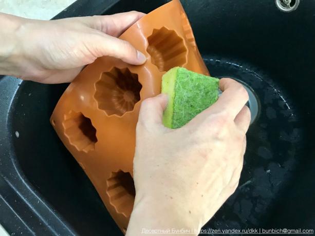 Si inmediatamente después de la cocción forma volcada, es fácil de limpiar con una esponja