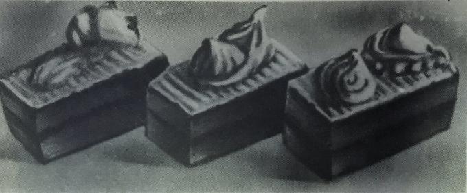 Torta "de esponja con crema de proteínas." Foto del libro "La producción de pasteles y tartas," 1976 