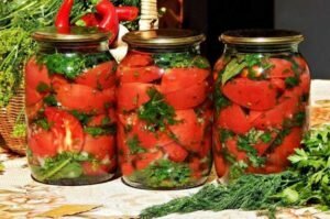 Los tomates en rodajas con hierbas y ajo para el invierno. receta favorita