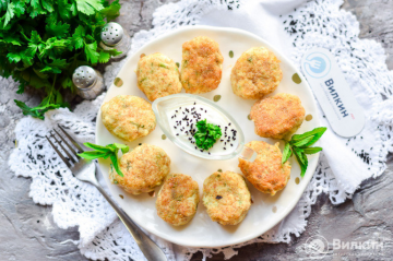 Chuletas de pollo picadas dietéticas en una sartén