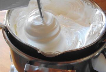 Pastel de crema "merengue mojado." sin aceite