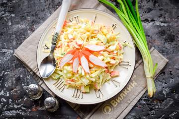 Ensalada con palitos de cangrejo y repollo