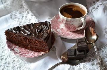 El chocolate con té o café - una combinación que añadirá 10 años de vida