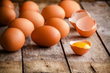 ¿Cómo romper los huevos. Una simple regla, que es utilizado por los profesionales