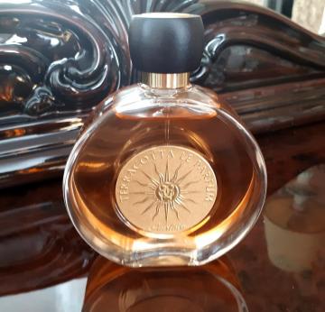 Aroma persistente y un bucle en mi colección de perfume que es conveniente para el verano