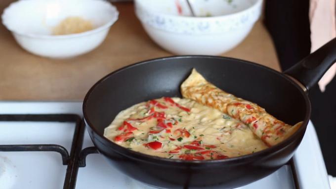 Añadir la masa cruda omletnoy