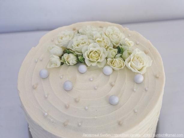 Un ejemplo sencillo de cómo decorar el pastel con flores frescas