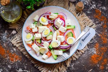 Ensalada con queso feta, tomates y pepinos