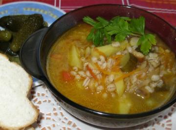 Encurtidos en frascos para el invierno con la cebada. receta favorita