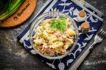 Ensalada de cazador con salchicha ahumada: una receta verdaderamente masculina