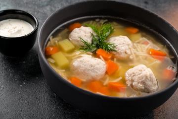 Suculenta sopa con albóndigas y fideos