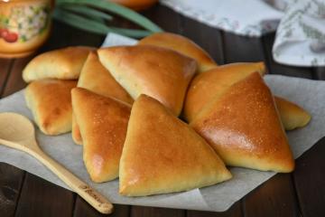 Pasteles de masa de levadura en el horno.