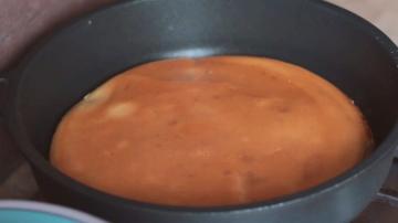 Tortilla de queso rápida en la sartén. perezoso khachapuri