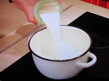 Simplemente Yum, que a su vez, una deliciosa crema, 1 litro de arriba caliente si la mayoría de crema de leche y agregar el jugo de 1 limón