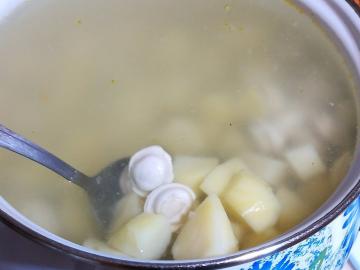 Deliciosa sopa casera con albóndigas