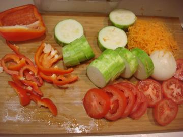 Verduras tortilla bajo un queso fresco. Una excelente alternativa a los platos tradicionales.