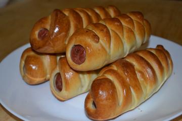 Los cerdos domésticos en mantas. Dough preparándose