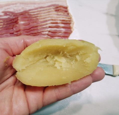 Pelar las patatas, cortadas por la mitad con un cuchillo de cortar cuidadosamente el medio