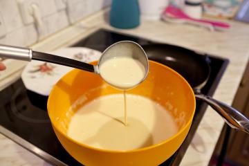 Panqueques o blintsy delgada de la abuela, la receta más fácil