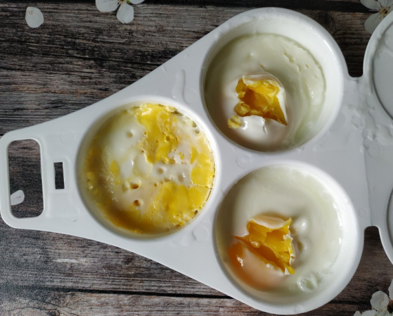 Formar para cocinar huevos en el microondas, el precio de 200 rublos. Fotos - Yandex. fotos