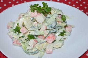 Sabrosa ensalada impresionante con palitos de cangrejo y aguacate! Va a cocinar para todos los días de fiesta!