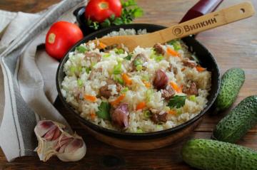 Pilaf de cerdo en una sartén