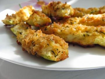 Calabacín con la corteza crujiente de queso, cocido en el horno. receta favorita